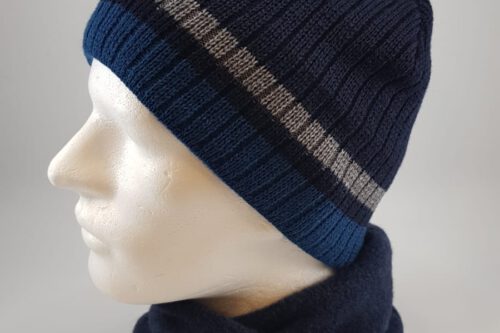 blaue Strickmütze mit Schal